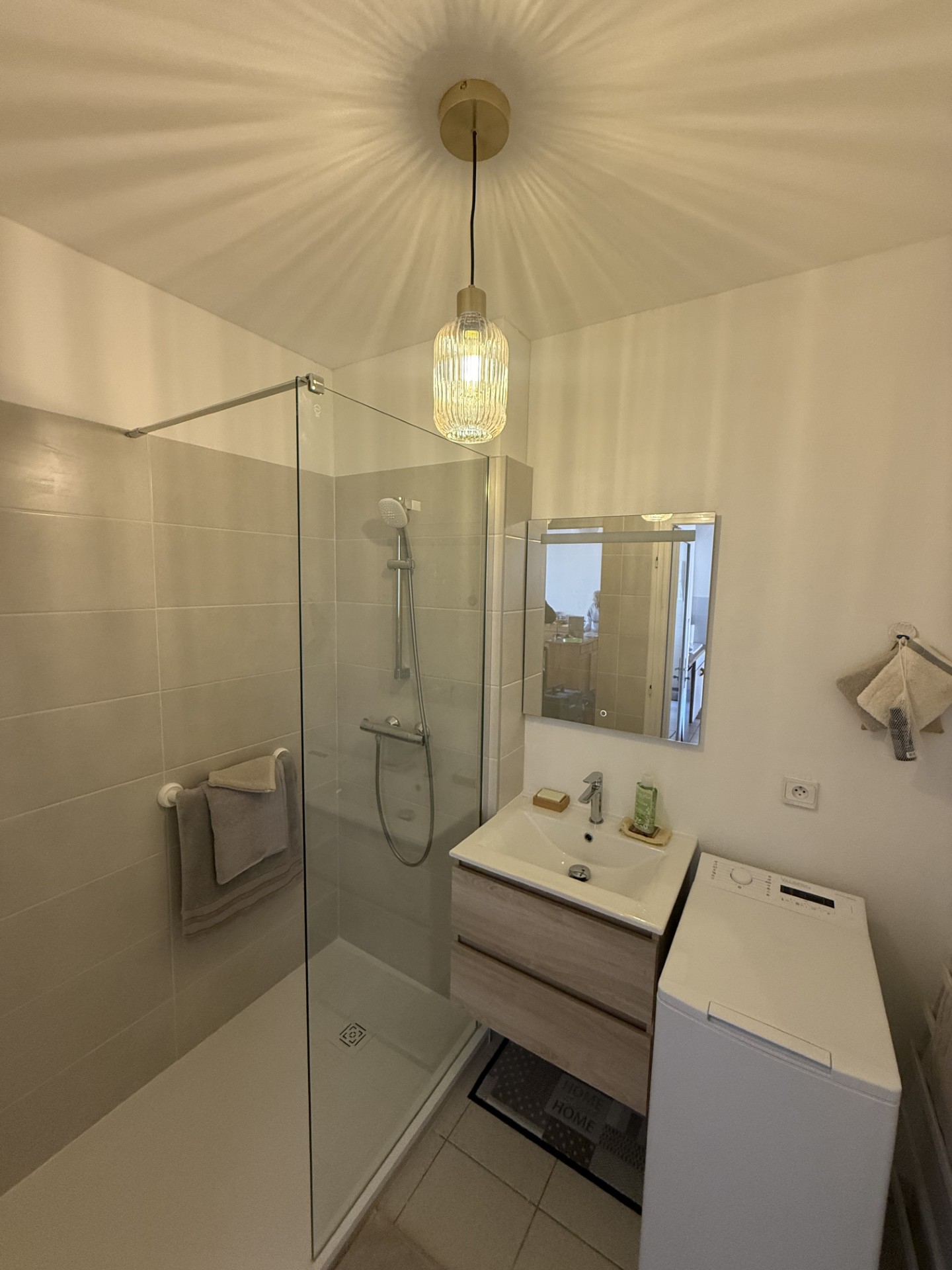 Après rénovation avec gain d'espace douche